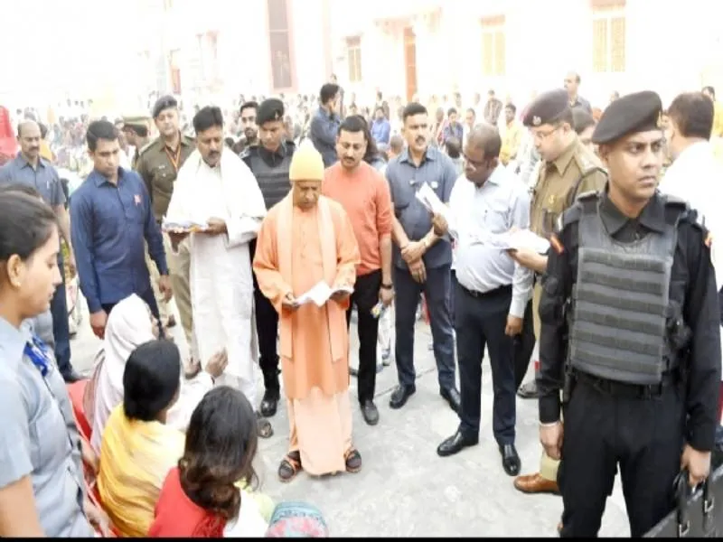 गोरखपुर में जनता दर्शन में बोले सीएम योगी- मत करें चिंता, हल होंगी सबकी समस्याएं 