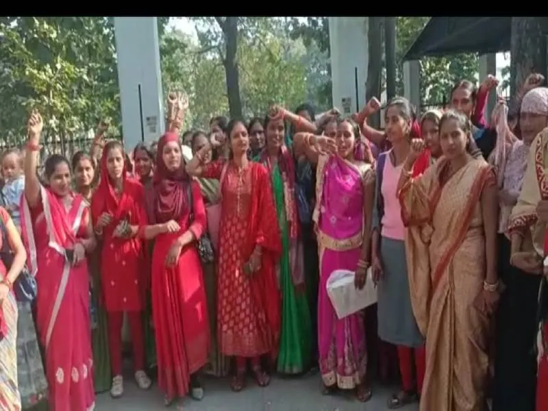 बहराइच: वेतन के लिए मंडलायुक्त कार्यालय में किया प्रदर्शन, सौंपा ज्ञापन