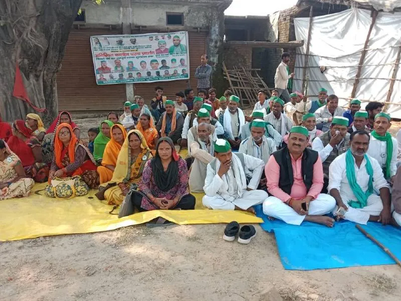 बहराइच: गन्ना बकाया भुगतान को लेकर किसानों ने शुरू किया अनिश्चितकालीन धरना 
