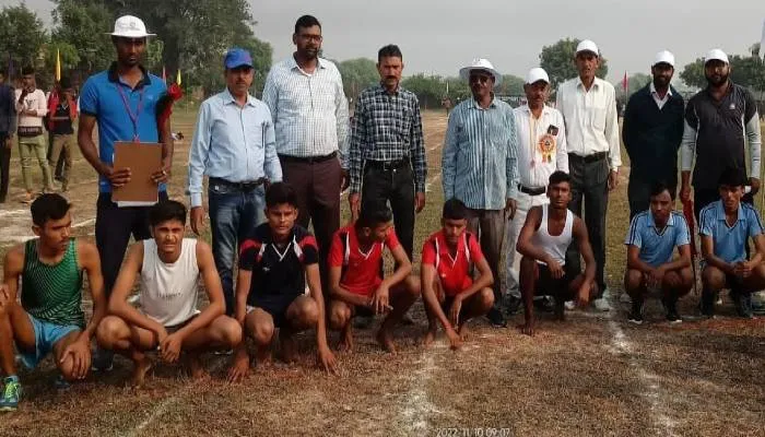 बांदा: मंडलीय माध्यमिक विद्यालय क्रीड़ा प्रतियोगिता में प्रतिभागियों ने गाड़े झंडे