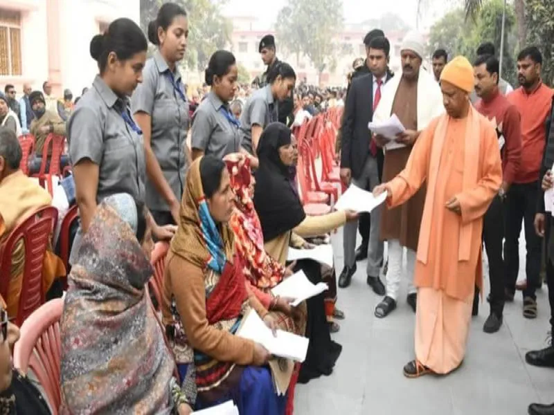 गोरखपुर: सीएम योगी ने जनता दर्शन में सुनी फरियाद, अधिकारियों को दिए ये निर्देश