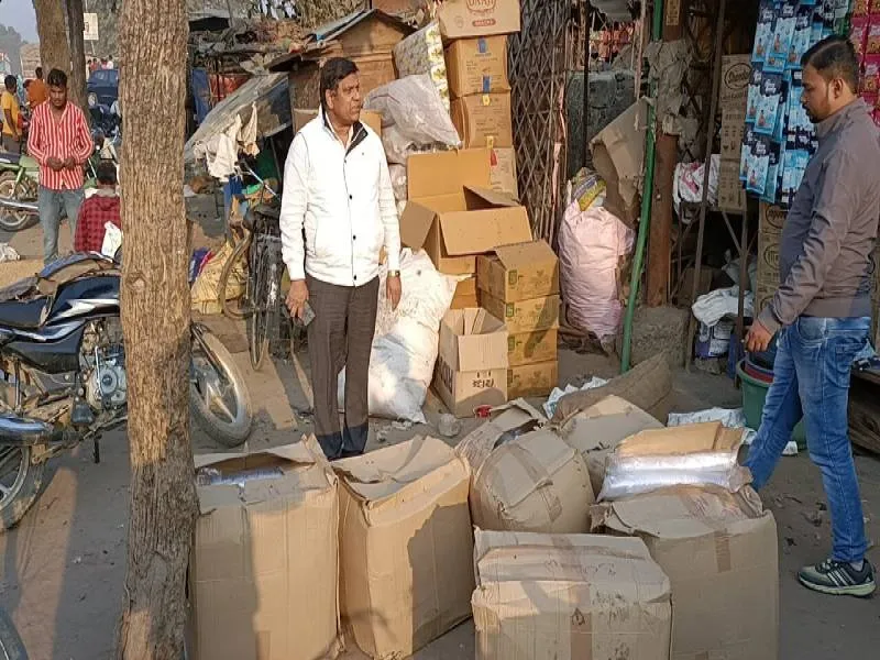 बहराइच: नगरपालिका टीम की दुकानों पर छापेमारी, भारी मात्रा में पॉलीथिन हुई बरामद