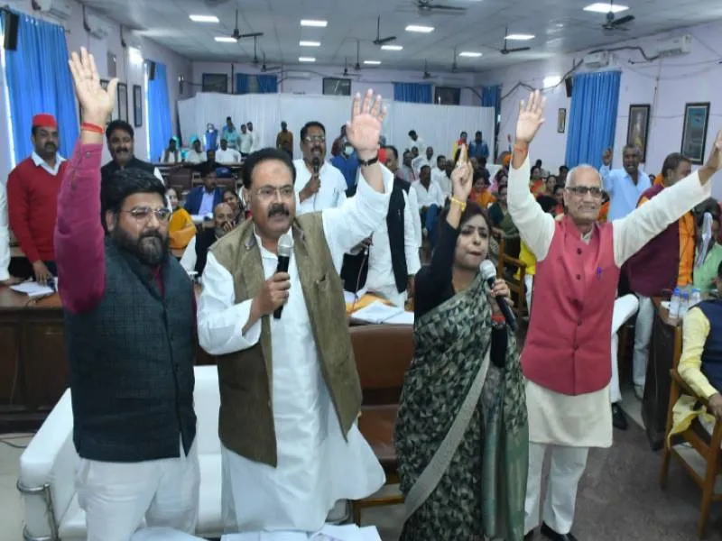 लखनऊ: नगर निगम में शुरू हुआ सदन, वार्ड आरक्षण पर पार्षदों ने किया हंगामा