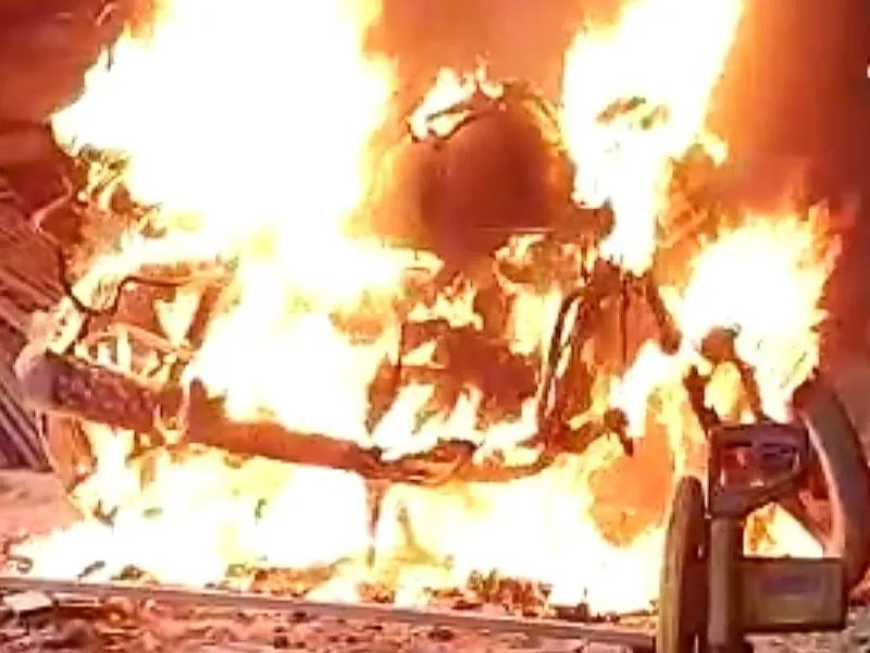 अयोध्या: वेल्डिंग के दौरान धू-धू कर जली बाइक, मची भगदड़