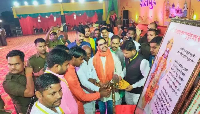 माई हो ललनवा देदा ....भोजपुरी गायक निरहुआ के गीतों पर जमकर झूमा रामपुर