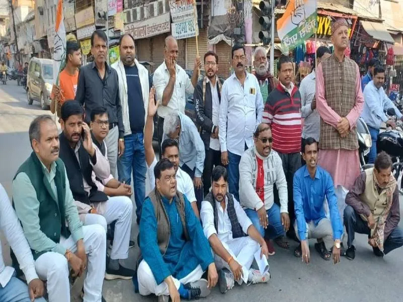 अयोध्या: खाद की किल्लत को लेकर कांग्रेसियों ने किया प्रदर्शन, सौंपा ज्ञापन