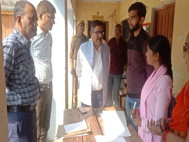 बाराबंकी: प्रेक्षक ने की निर्वाचक नामावलियों के पुनरीक्षण कार्य की समीक्षा 