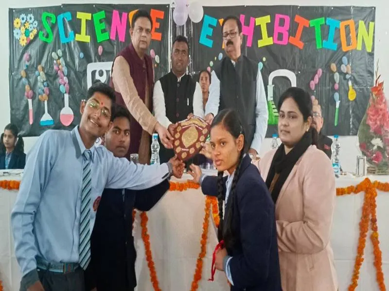 अयोध्या: अंतरविद्यालिय विज्ञान प्रदर्शनी में लोगों को भाया कूड़े से बिजली और बाढ़ नियंत्रण का मॉडल