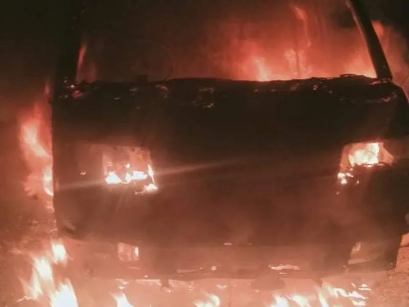 बाराबंकी: अज्ञात कारणों से मिनी बस में लगी आग, जलकर हुई राख