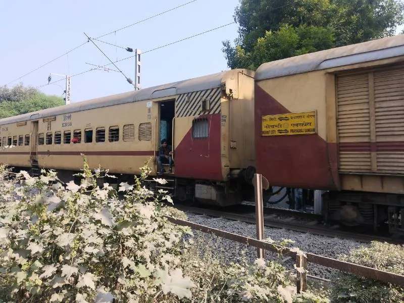 रायबरेली: रेलवे गेट पर टाइमर लगाते समय आई तकनीकी खराबी, खड़ी रही नौचंदी