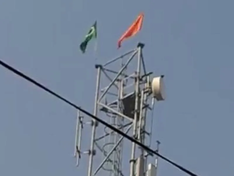 कुशीनगर में फहराया गया धर्म विशेष का झंडा, वीडियो वायरल