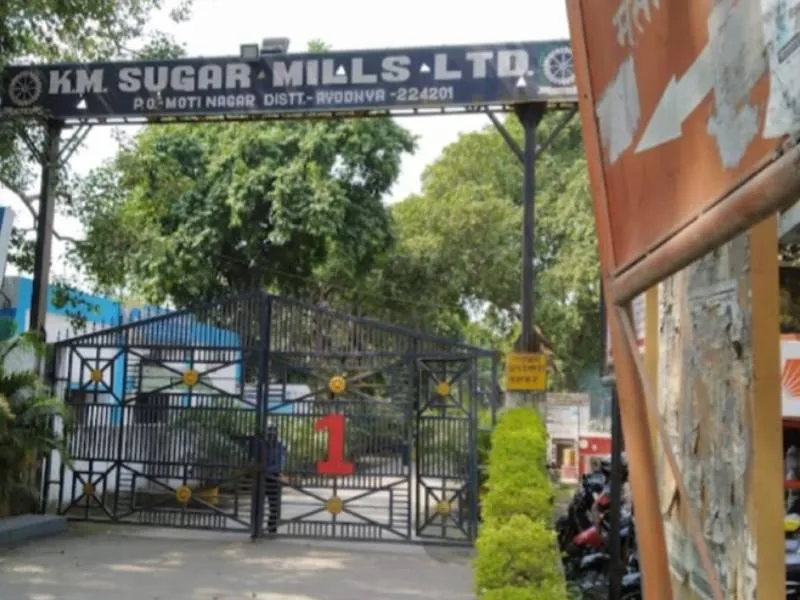 अयोध्या: गन्ना पेराई शुरू न होने से किसान क्रेसर पर बेच रहे गन्ना