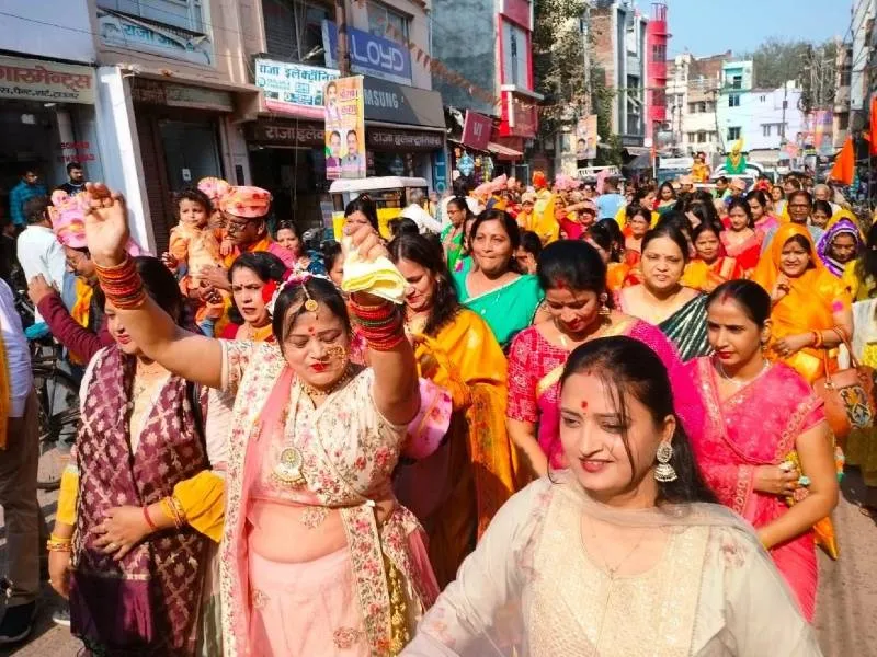 बांदा: धूमधाम से निकली श्रीकृष्ण-रुकमणी की बारात, झूमकर नाचे श्रद्धालु