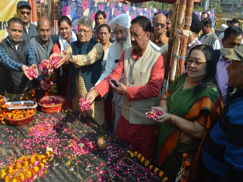  अयोध्या: मंगल पाण्डेय चौक के जीर्णोद्धार के लिए नगर निगम ने स्वीकृत किये हैं 3 लाख 89 हजार रुपये