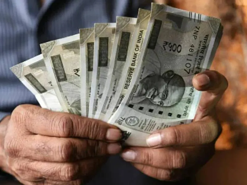 इटावा: छह कार्यालय मिले बंद, जिम्मेदार कर्मचारियों का रुकेगा एक दिन का वेतन