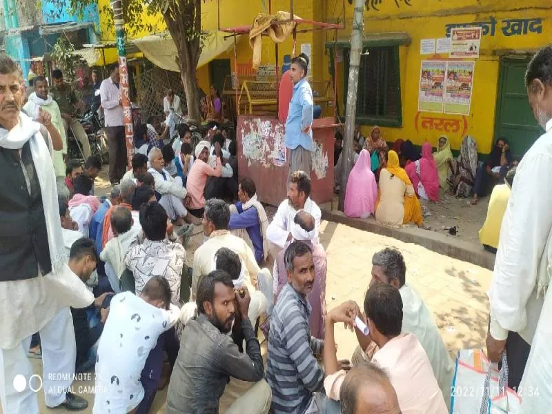 हमीरपुर: सर्वर न आने से बिना खाद निराश लौटे किसान