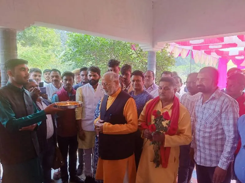 सुल्तानपुर: बेटी के साथ कूरेभार पहुंचे प्रह्लाद मोदी, समर्थकों ने किया जोरदार स्वागत 