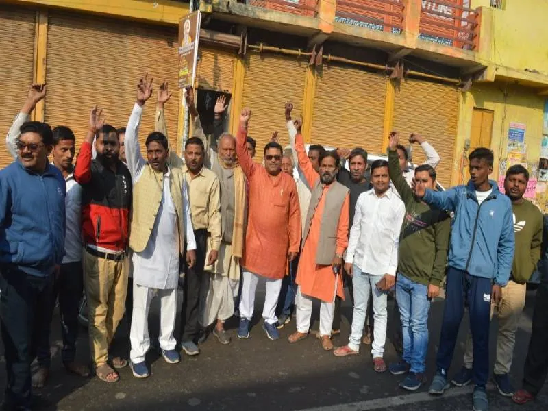 रामपथ चौड़ीकरण: वादाखिलाफी का आरोप लगाते हुए अयोध्या में व्यापारियों ने गिराए दुकानों के शटर
