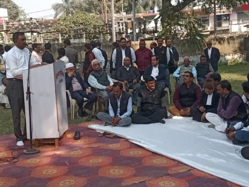 बहराइच: अल्टीमेटम के बाद कलेक्ट्रेट में धरने पर बैठे अधिवक्ता, अभी भी पुलिस पकड़ से दूर आरोपी