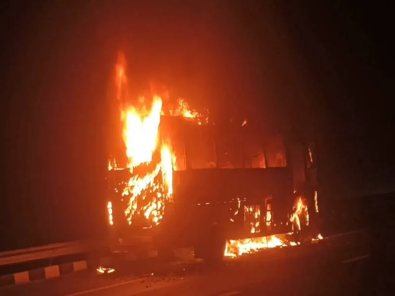 इटावा: आगरा एक्सप्रेस-वे चलती बस में लगी भीषण आग, यात्रियों ने कूदकर बचाई जान 