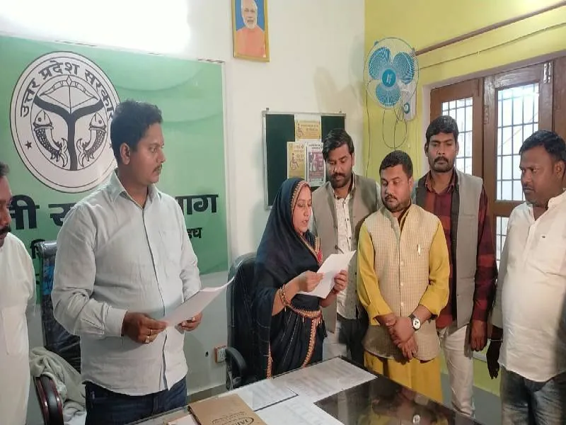 बहराइच: कृष्णावती ने ली प्रधान पद की शपथ, रिकाउंटिंग में मिली थी जीत