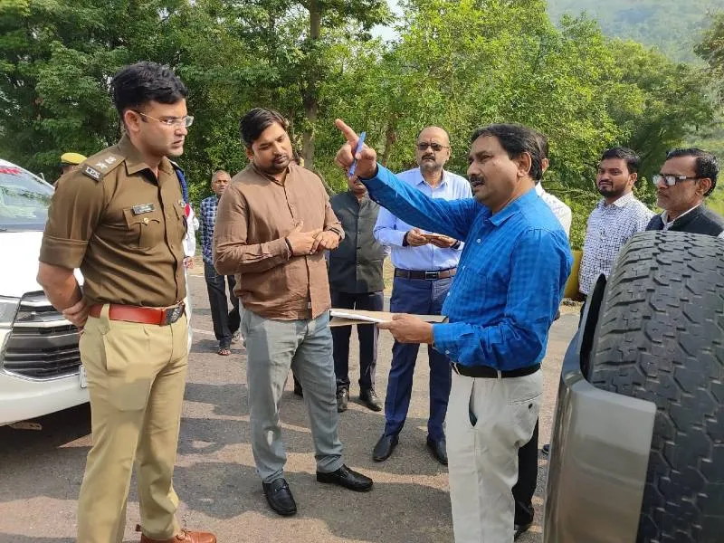 चित्रकूट: राणन तालाब के पास बनेगा बहुद्देशीय हब,  प्रस्तावित जमीन का डीएम ने किया निरीक्षण 