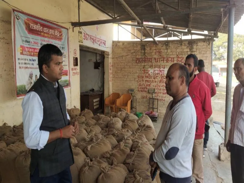 जौनपुर: जिलाधिकारी ने धान क्रय केंद्र का किया निरीक्षण