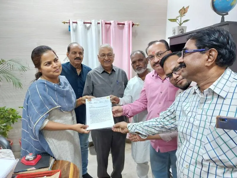 बहराइच: महायोजना 2031 के खिलाफ व्यापारियों ने सौंपा ज्ञापन