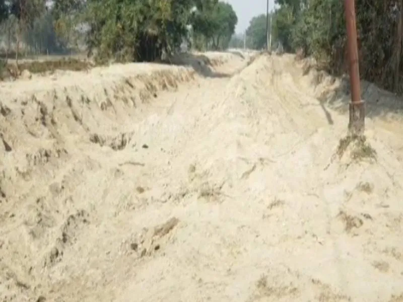 रायबरेली: नहर की पटरी खोदकर किया जा रहा है बालू का अवैध खनन