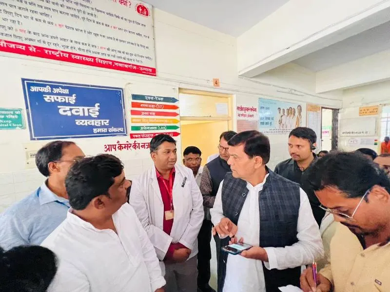 उन्नाव: नगर विकास मंत्री ने नवाबगंज का किया स्थलीय निरीक्षण, डेंगू पीड़ितों से की मुलाकात