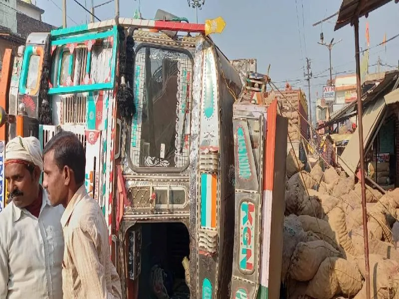 सुल्तानपुर: चांदा चौराहे पर दो ट्रकों में जोरदार टक्कर, चालक सहित चार घायल
