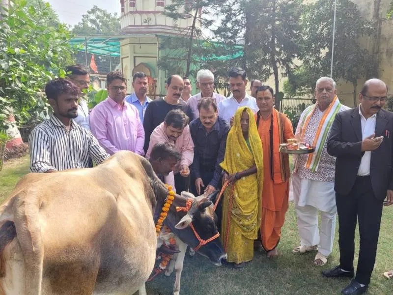 उन्नाव: पूर्व सांसद ने अपने पति की 73वीं जयंती पर असहाय महिला को दान की गाय