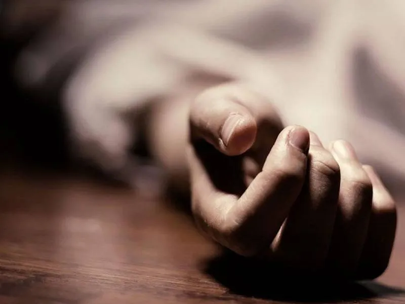 लखनऊ: सरोजनीनगर में फंदे से लटकता मिला युवती का शव, परिजनों में कोहराम 