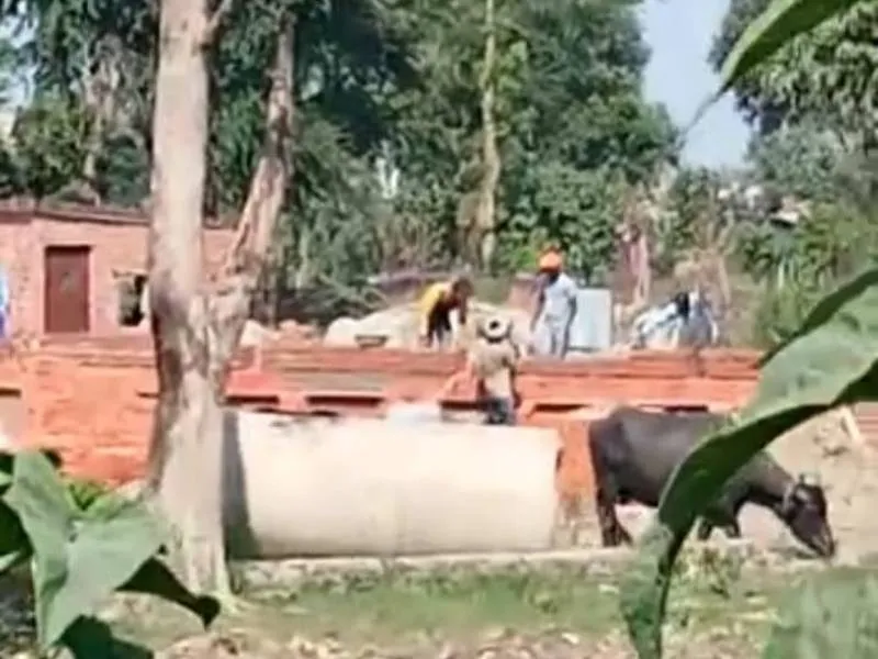 अयोध्या: प्रशासन की रोक के बाद भी डूब क्षेत्र में हो रहा प्लाटिंग और निर्माण