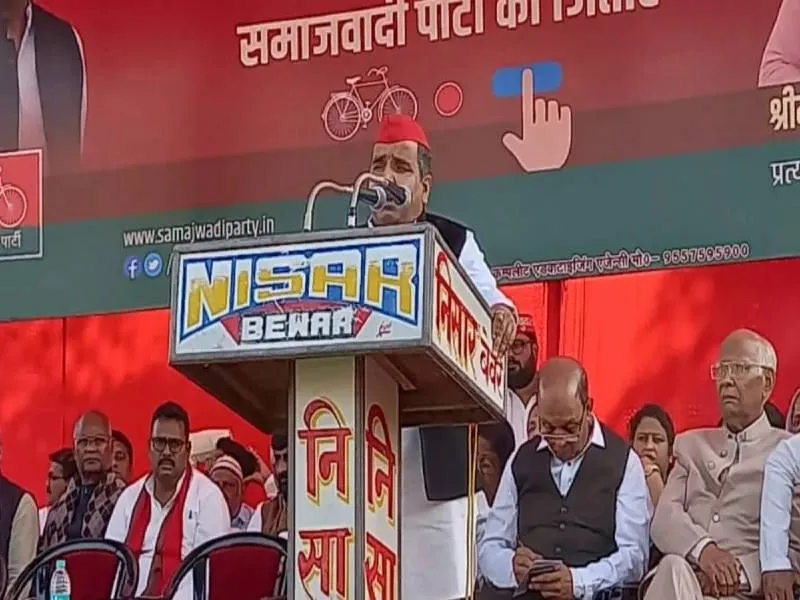मैनपुरी उपचुनाव: नेताजी को याद कर मंच पर रो पड़े धर्मेंद्र यादव, कार्यकर्ता से की यह बड़ी अपील