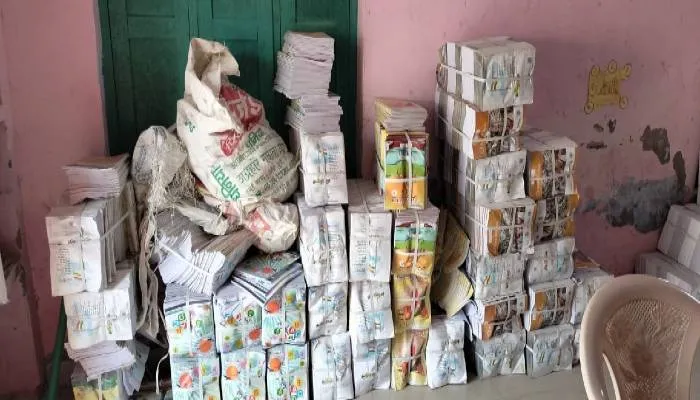 अयोध्या: किताबें बीआरसी में डंप, अंधकार में बच्चों का भविष्य 