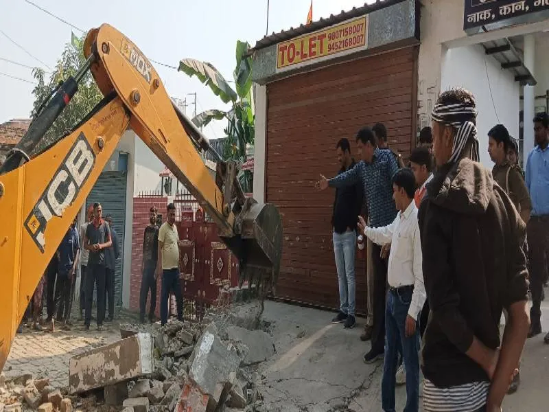 अयोध्या: रामपथ चौड़ीकरण को लेकर सआदतगंज में शुरू हुई तोड़फोड़, मची खलबली