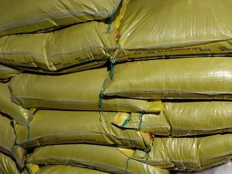 हरदोई में पकड़ी गई नकली खाद, डीएम के आदेश पर पुलिस के साथ कृषि विभाग ने छापा मारा