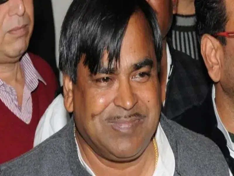 पूर्व मंत्री गायत्री प्रसाद प्रजापति के बेटे पर दर्ज हुआ एफआईआर, जानें मामला