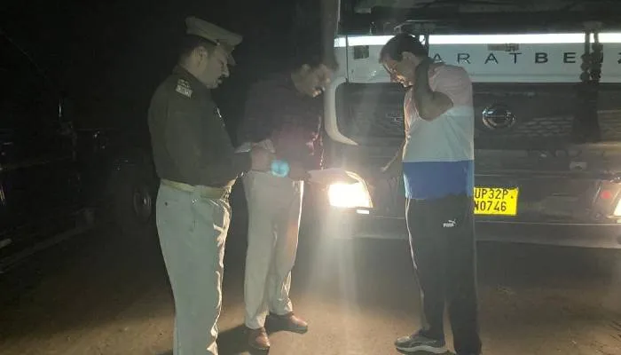 हमीरपुर: अवैध खनन के खिलाफ कार्रवाई, एसडीएम ने पकड़ी पोकलैंड मशीन व आठ ट्रक 