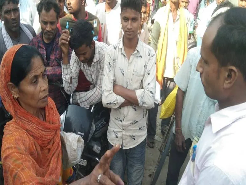 बहराइच: घटतौली को लेकर ग्रामीणों ने किया हंगामा, बोले- यूनिट से दो किलो कम मिल रहा खाद्यान्न