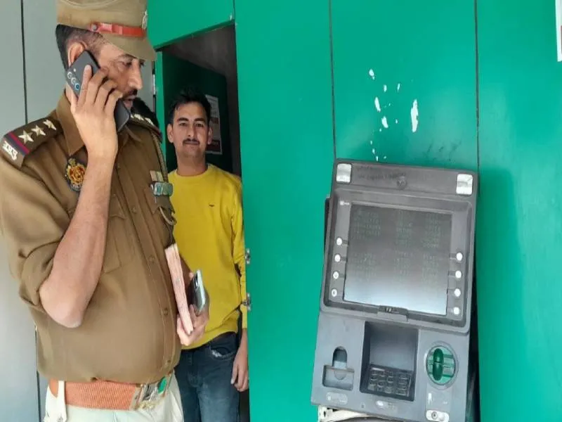 बाराबंकी: डीएम और एसपी कार्यालय के पास लगे पीएनबी के एटीएम को काटकर चोरी का प्रयास