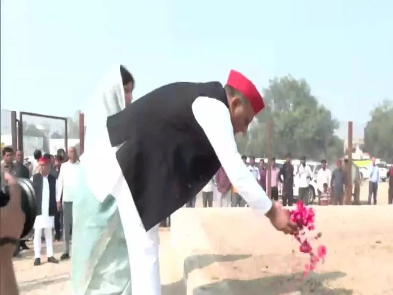 मैनपुरी उप चुनावः मुलायम सिंह यादव की समाधि स्थल पर नमन कर पर्चा भरने के लिए निकलीं डिंपल