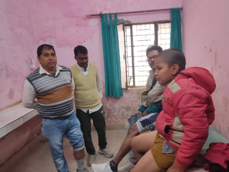सुल्तानपुर: कूरेभार में पागल कुत्ते ने लोगों को दौड़ाकर काटा, दर्जन भर लोग पहुंचे अस्पताल