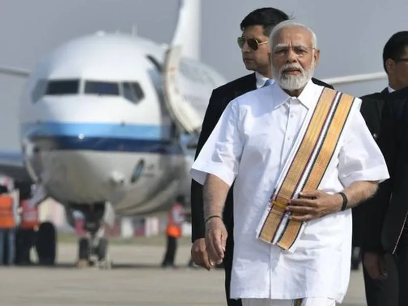 वाराणसी पहुंचे पीएम मोदी, काशी तमिल संगमम का थोड़ी देर में करेंगे उद्घाटन 