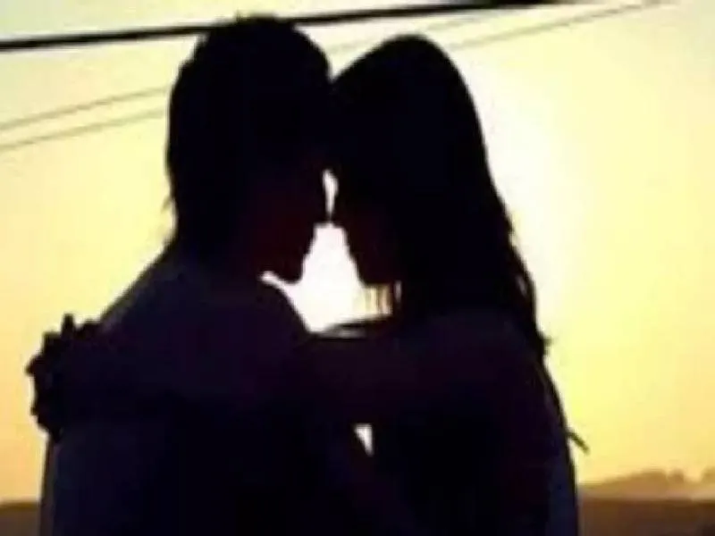 आगरा: सिपाही पति को प्रेमिका के साथ रंगेहाथ पत्नी ने दबोचा, दोनों को जमकर धुना 