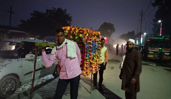 रामपुर : पारंपारिक तरीके से डोली में विदा कराई दुल्हन, नई पीढ़ी के लिए ये प्रथा अजूबा दिखाई दी 