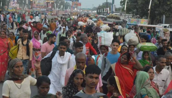 अयोध्या: परिक्रमा से चंद घंटे पहले ही रामनगरी में उमड़ा श्रद्धालुओं का सैलाब