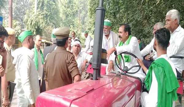 मुरादाबाद: सरकार के फैसलों के खिलाफ गरजे किसान, सौंपा ज्ञापन