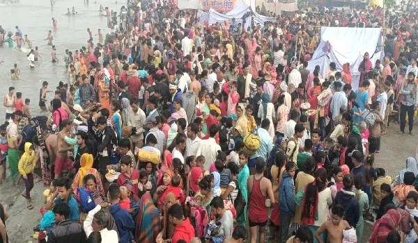 अमरोहा: कार्तिक पूर्णिमा पर श्रद्धालुओं ने पतित पावनी गंगा में लगाई डुबकी, तिगरी धाम में उमड़ी की भीड़
